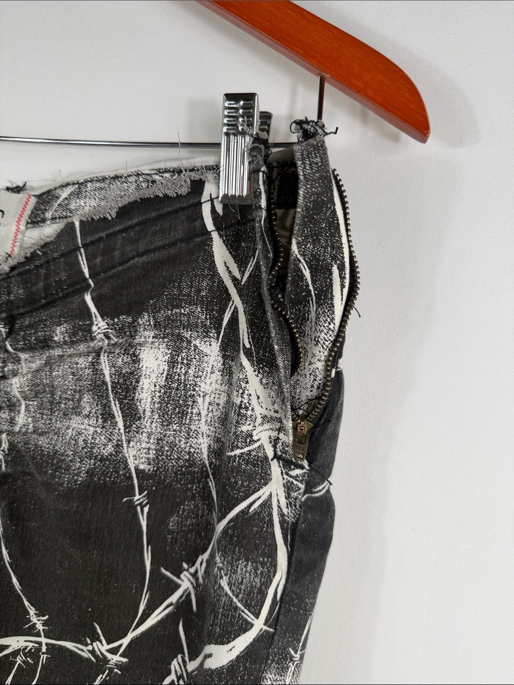 BDG Ruched Dipped V Flare Black and White Print Low Rise Jeans. Womens Size 28 - Picture 10 of 10
